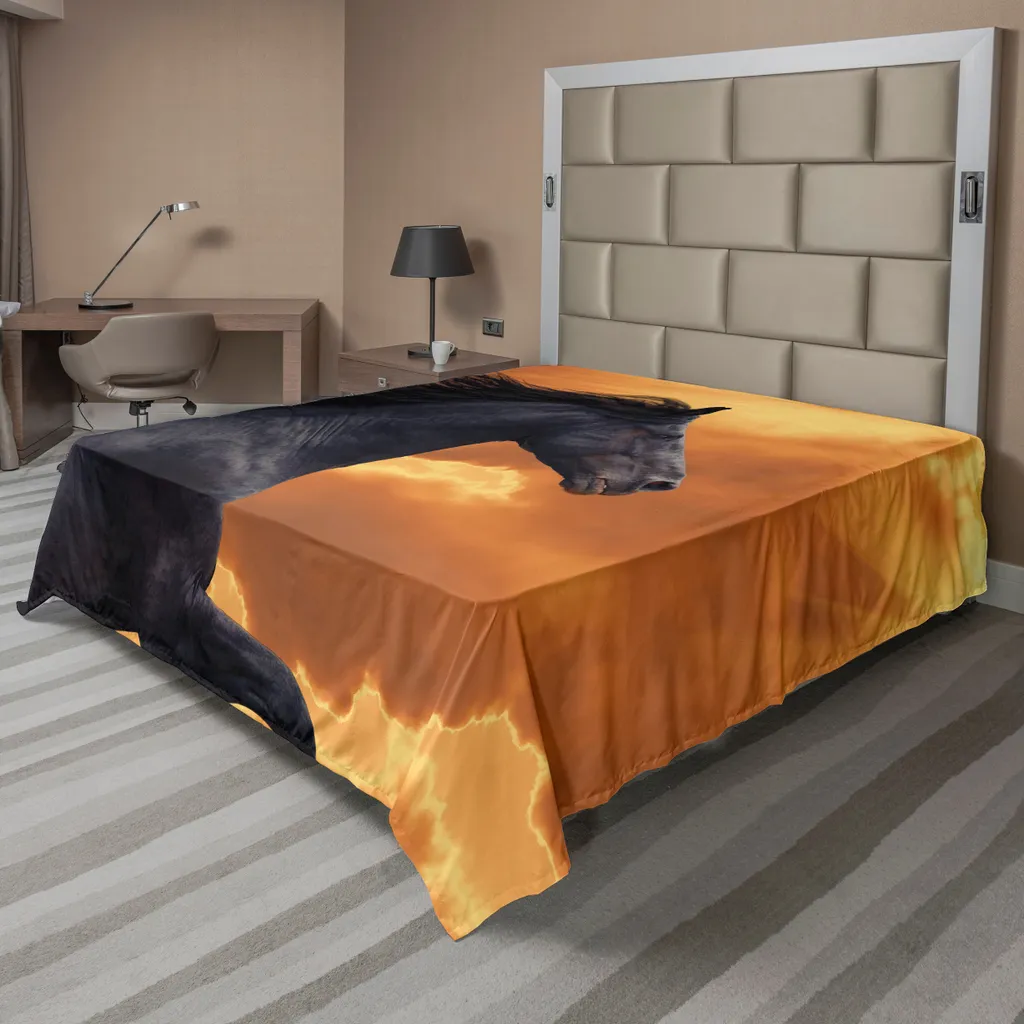 ABAKUHAUS Lenzuolo per letto con motivo equestre, ritratto di cavallo frisone al galoppo, sole splendente, tema dell'intensità e della grazia, lenzuolo morbido e confortevole per un letto decorativo, 1 pezzo, 266 cm x 260 cm, nero e arancione.