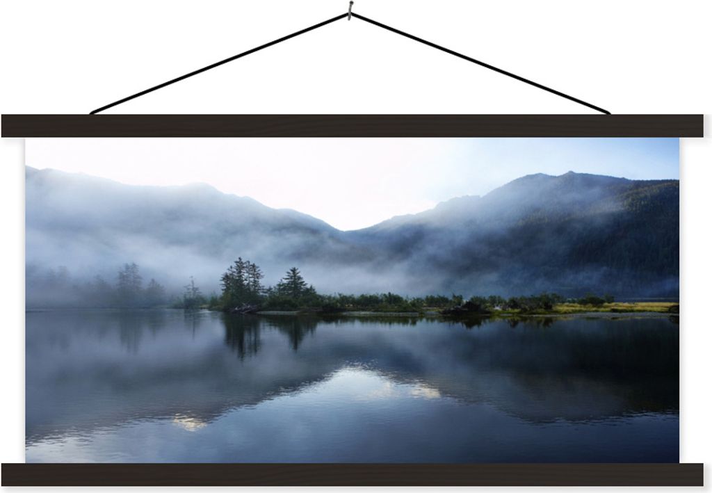 MuchoWow Textilposter Nebel fegt über einen spiegelnden See 90x45 cm mit schwarzem Rahmen - Klemmleisten