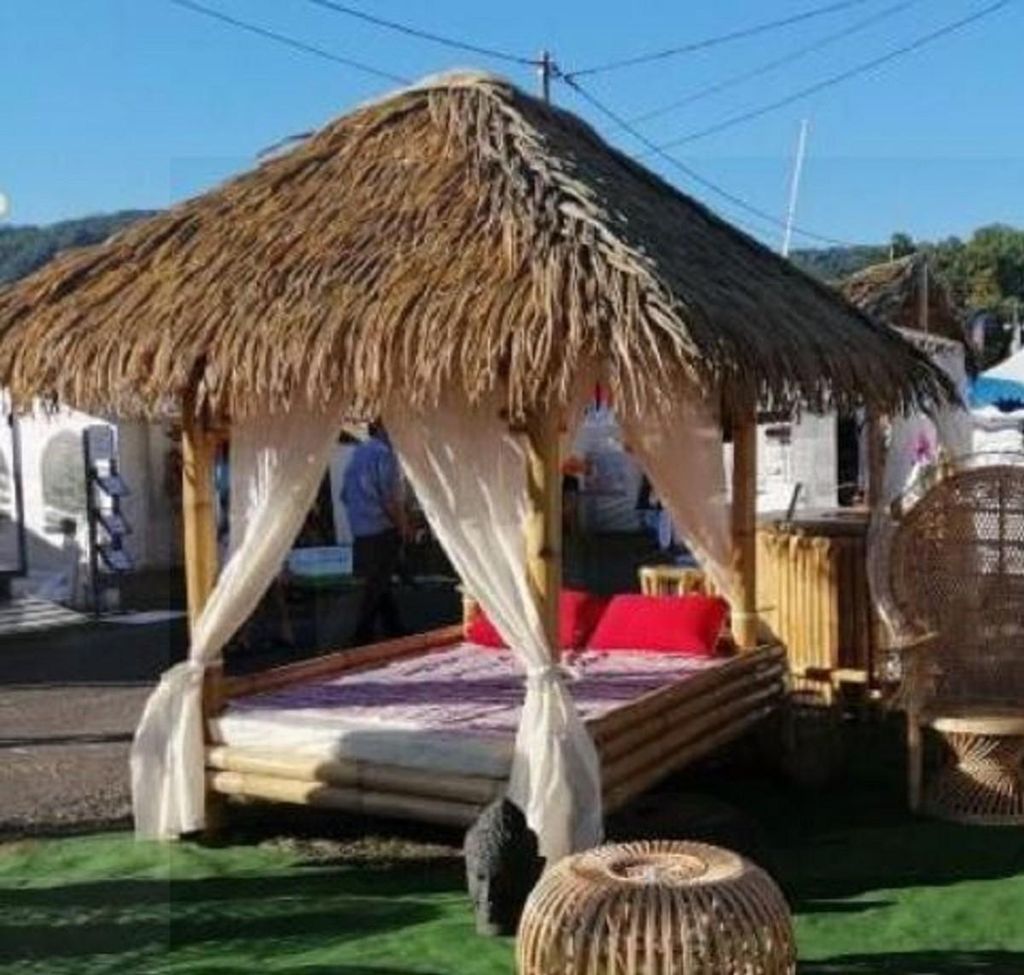 Casa Padrino Luxus Bambus Doppel Gartenliege Naturfarben - Wetterbeständige Garten Liege mit Dach und Matratze - Bambus Poolliege - Pool Möbel - ...