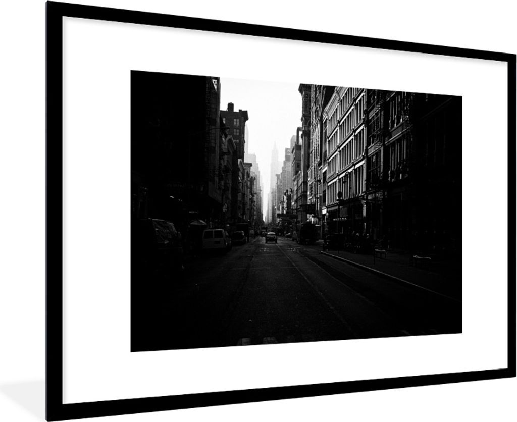 MuchoWow MuchoWow Gerahmtes Poster Autofahrt durch eine ruhige Straße in New York in schwarz-weiß 90x60 cm - Poster mit zchwarzem Bilderrahme...