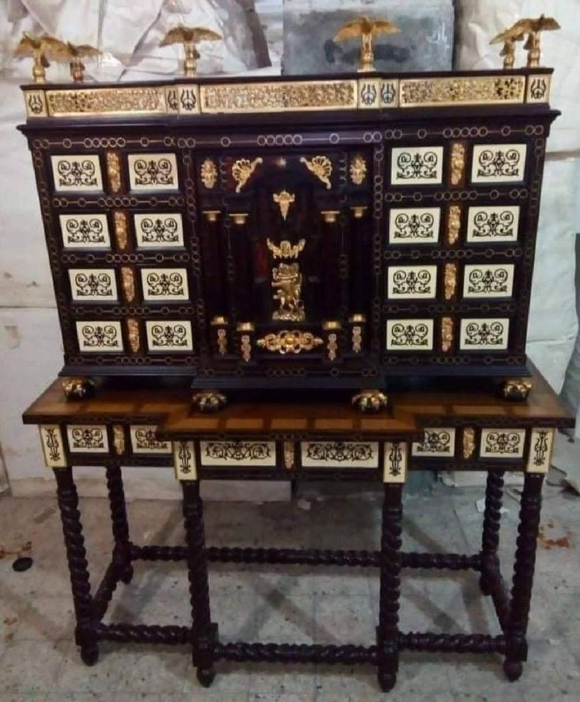 Casa Padrino Luxus Barock Sekretär Dunkelbraun / Braun Intarsien / Schwarz / Weiß / Gold - Handgefertigter Antik Stil Massivholz Sekretär mit T...