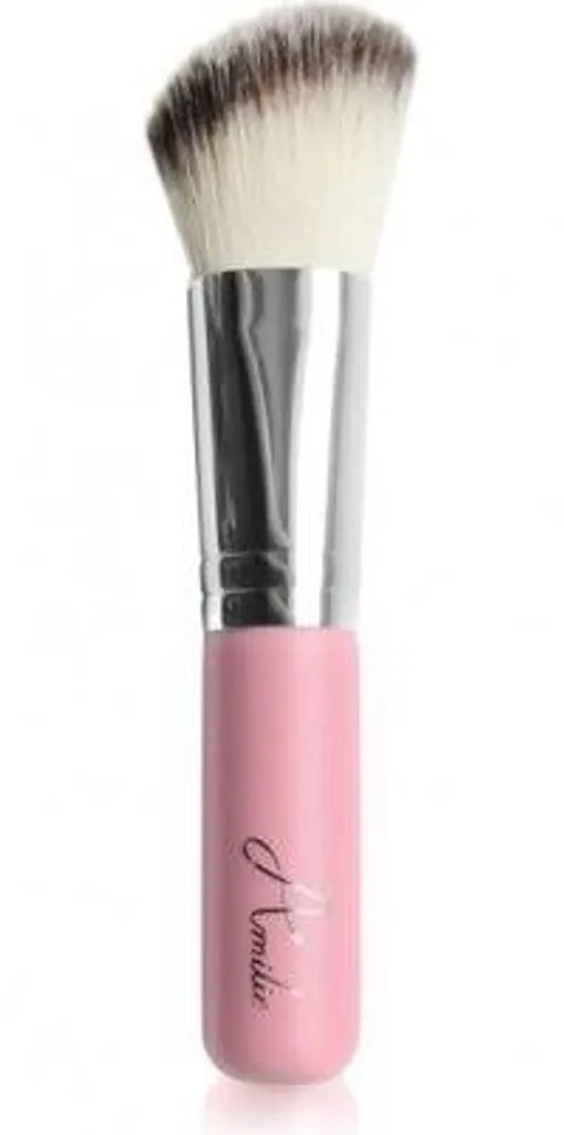 Pinceau à blush biseauté pour sculpter les pommettes et définir le visage
