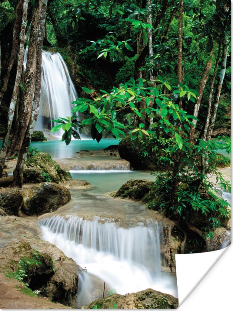 MuchoWow Poster Kleine Wasserfälle zwischen den Bäumen des Erawan-Nationalparks 90x120 cm - Wohnzimmer