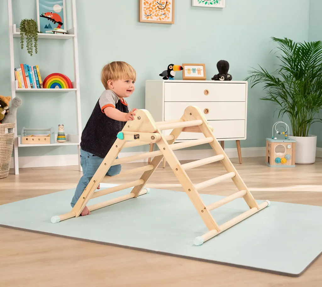 Triangle d'escalade bois TP Toys : solution motricité bébé sans écran - 9