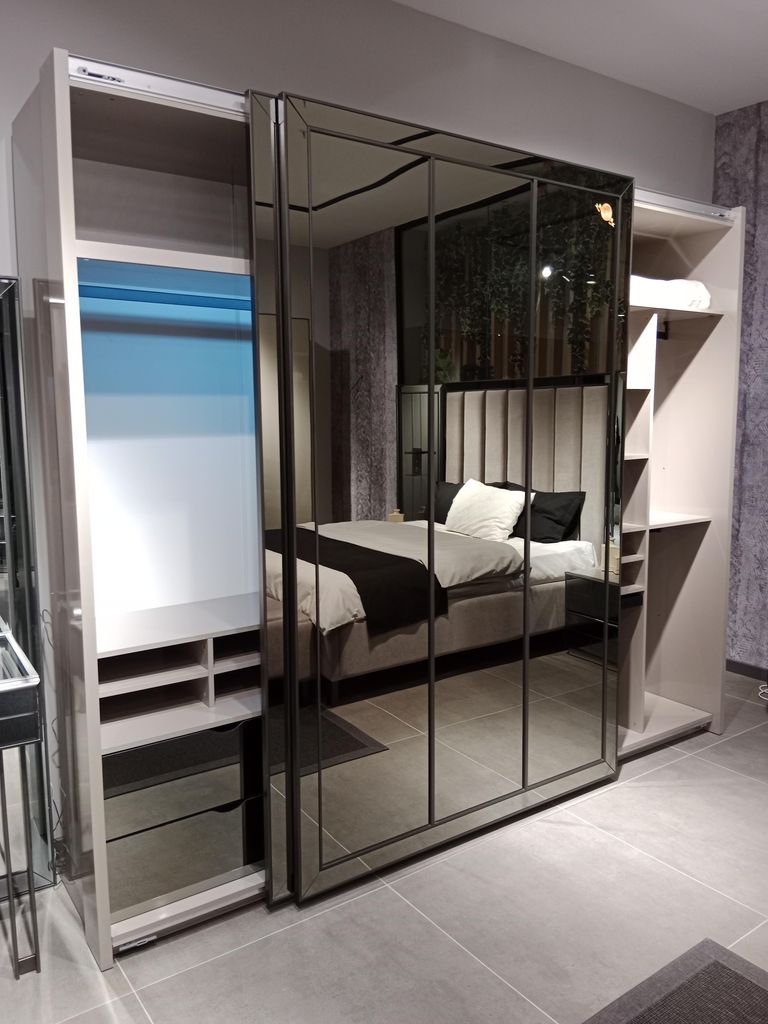 Exklusiver Schwarzer Kleiderschrank Stilvolle Schlafzimmer Produktbild 