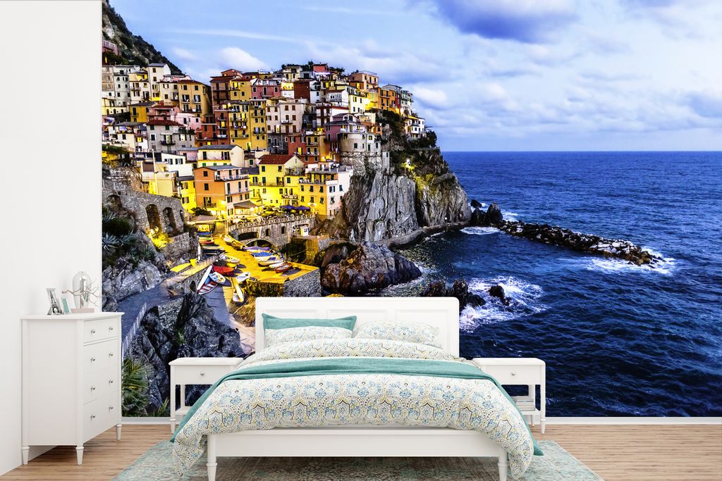 MuchoWow Fototapete für Wohnzimmer oder Schlafzimmer Wandtapete Vinyl Motivtapete Cinque Terre beleuchtet in der Abenddämmerung in Italien - 45...