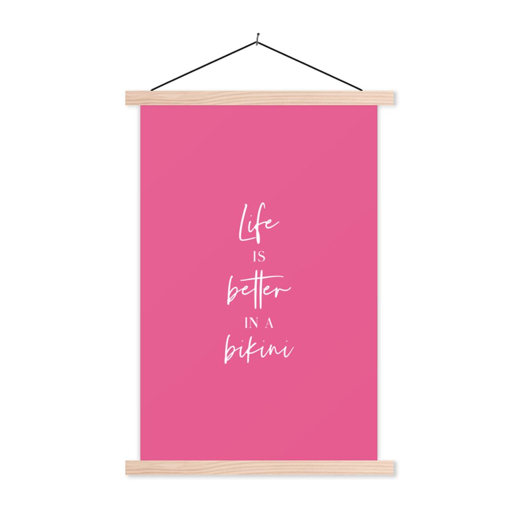 MuchoWow Textilposter Das Leben ist besser im Bikini - Zitat - Pink 60x90 cm mit holzfarbenen Rahmen - Textil