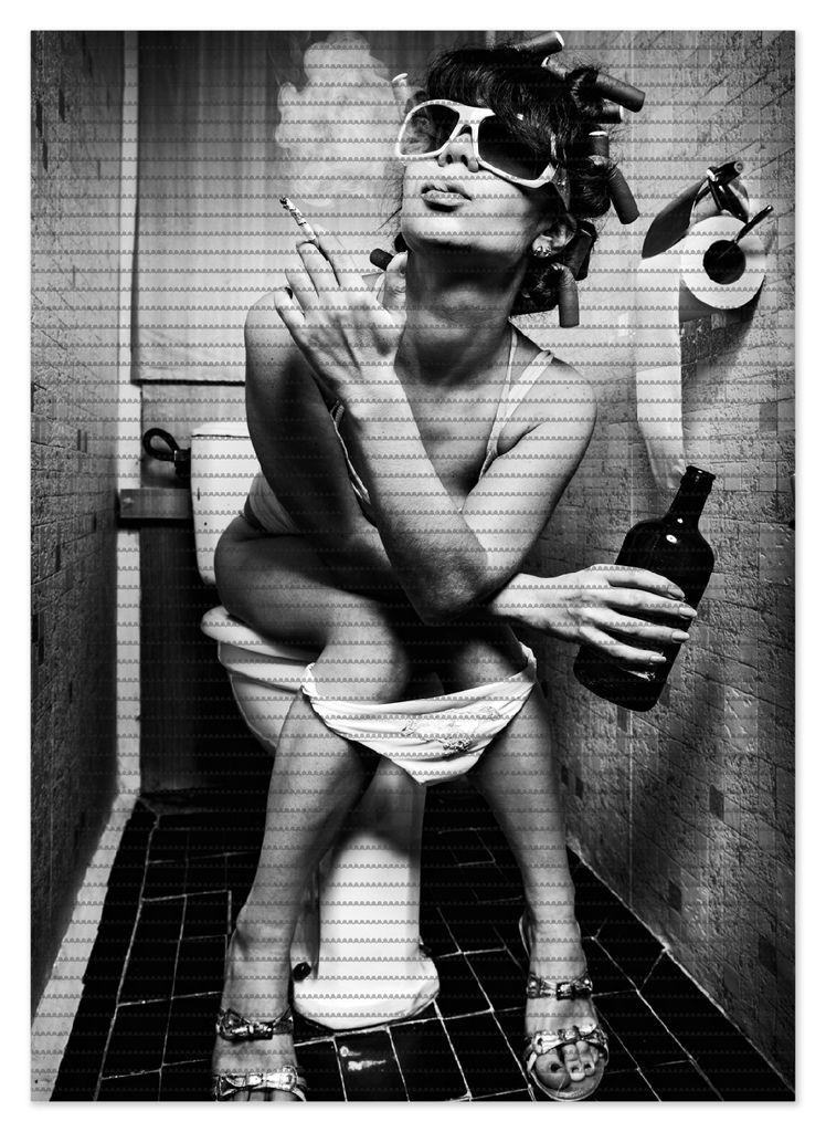 Wallario Duschmatte Antirutschmatte Badmatte Fußmatte Kloparty - Sexy Frau auf Toilette mit Zigarette und Schnaps, Größe ca. 70 x 50 cm