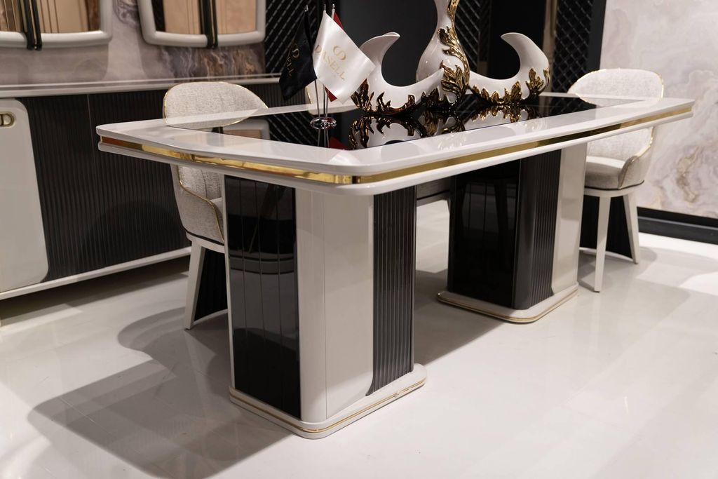 Eleganter Esstisch aus Holz in Beige für stilvolles Esszimmer