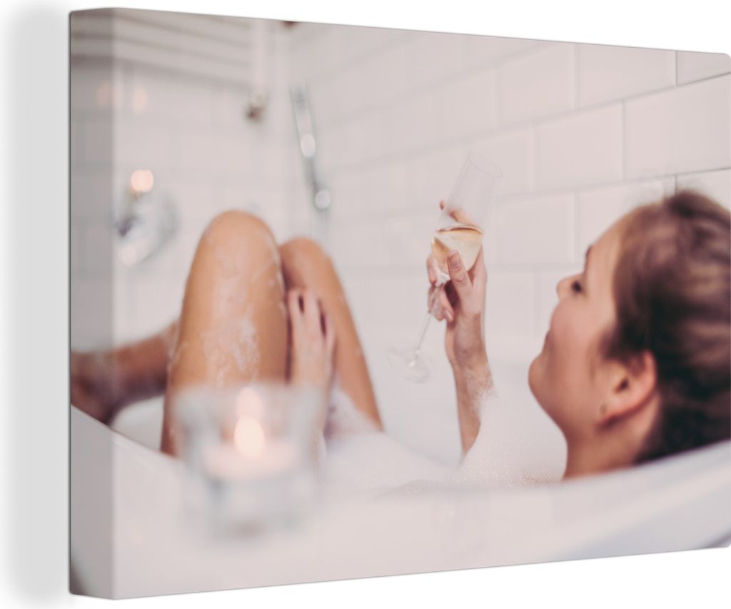 OneMillionCanvasses - Leinwandbilder - 140x90 cm, Frau trinkt Champagner in der Badewanne, Wandbilder Kunstdruck Wanddekoration