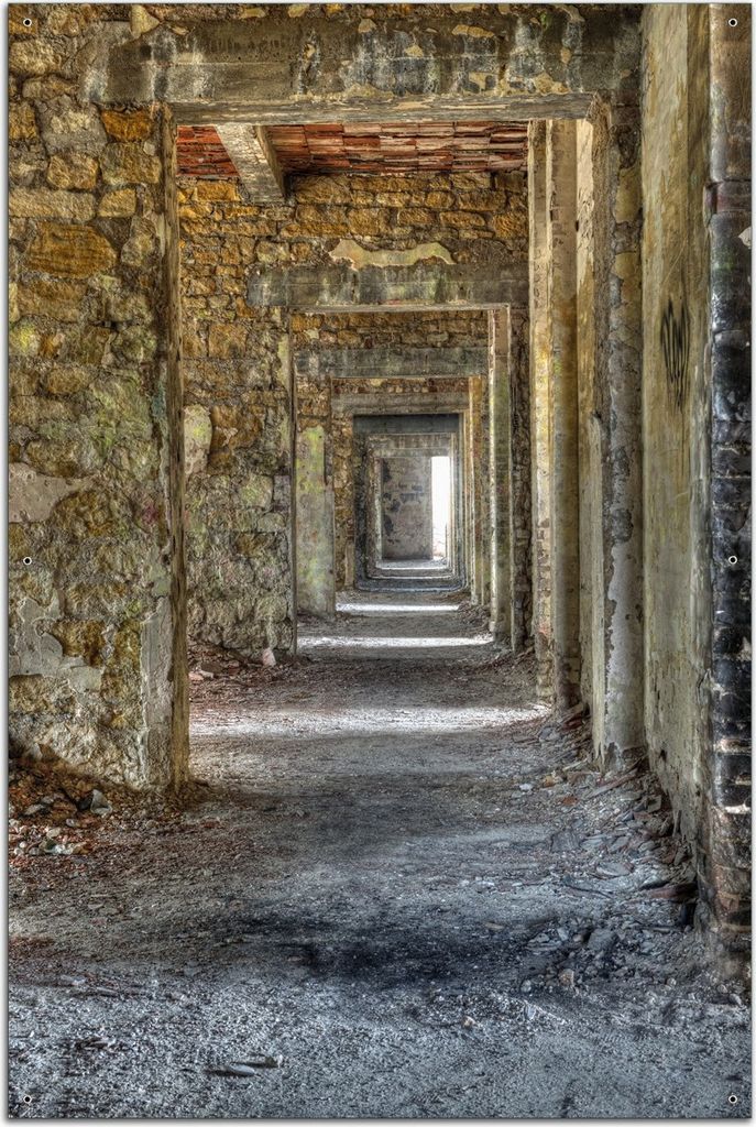Wallario Outdoor-Poster für Garten oder Balkon, Motiv Weg durch eine verlassene Ruine, in ca. 61 x 91,50 cm