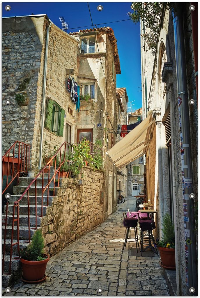 Wallario Outdoor-Poster für Garten oder Balkon, Motiv Romantische Gasse in Kroatien mitten in der Stadt, in ca. 100 x 150 cm
