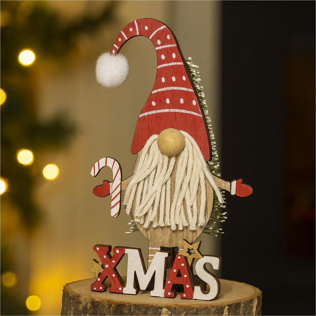 Weihnachtswichtel Holzfigur auf Baumscheibe mit XMAS Schriftzug