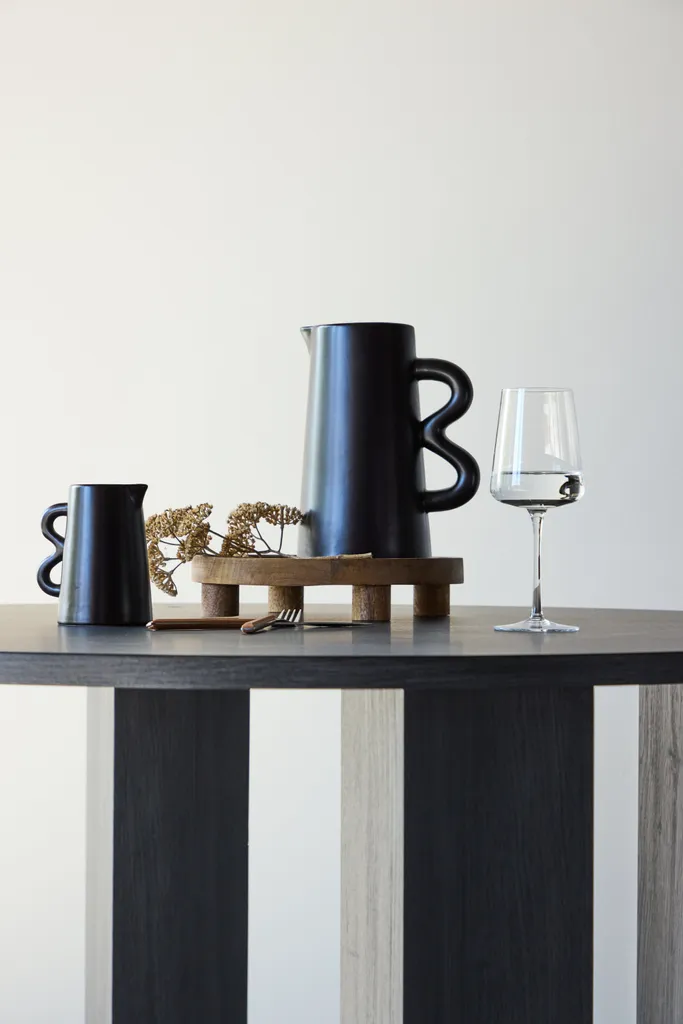 Table à manger Juno Ø120cm noire avec plateau mat et design circulaire - 7
