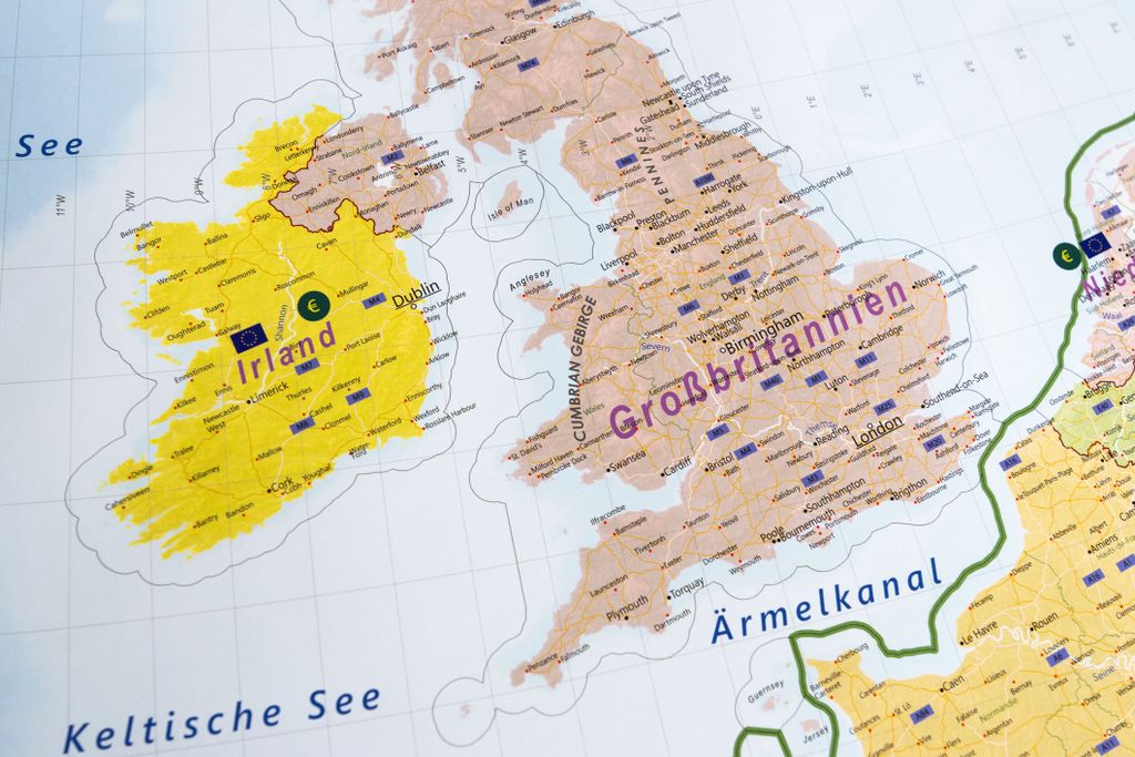 GeoMetro Europakarte mit Laminierung und Holzleisten zum Produktbild 8
