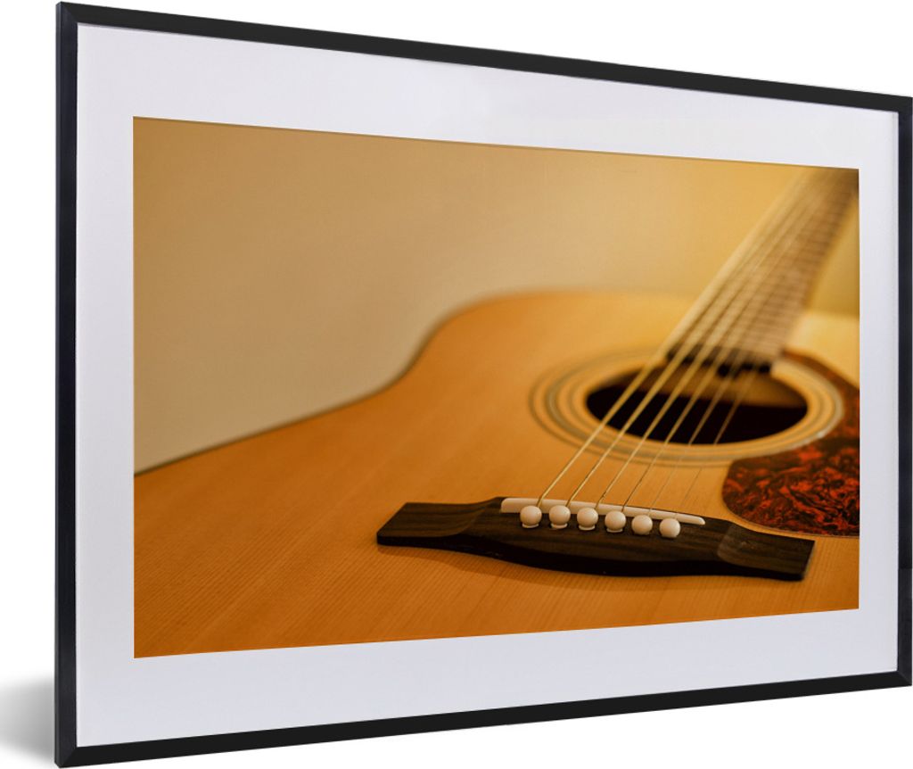MuchoWow MuchoWow Gerahmtes Poster Gekippte Ansicht einer akustischen Gitarre 60x40 cm - Poster mit zchwarzem Bilderrahmen - Schlafzimmer - Pla...