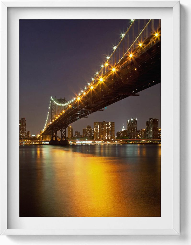 Die beleuchtete Brooklyn Bridge in New York– Wandbild mit Produktbild 
