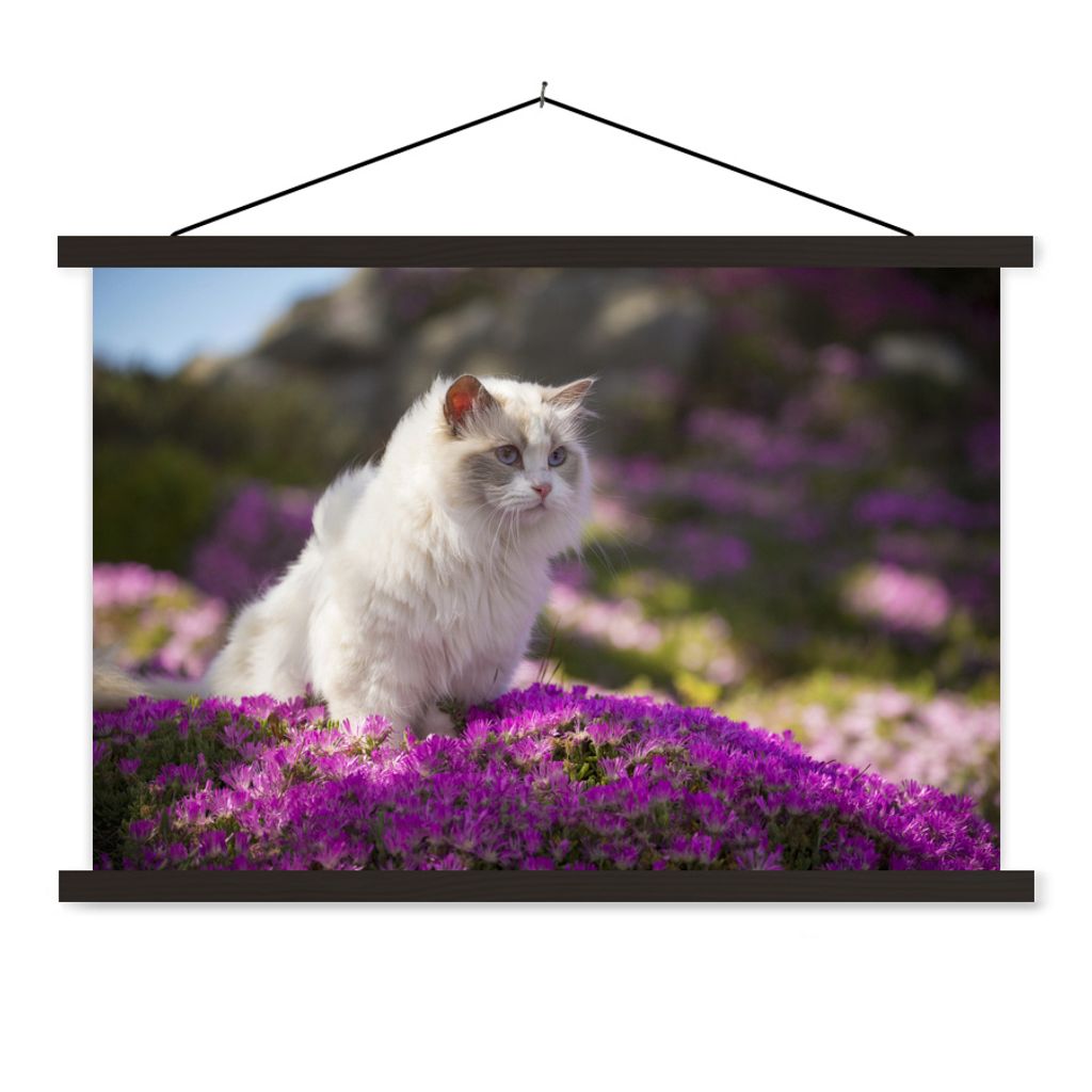 MuchoWow Textilposter Eine weiße Stoffkatze sitzt in einem Bett aus rosa Blumen 150x100 cm mit schwarzem Rahmen - Schlafzimmer