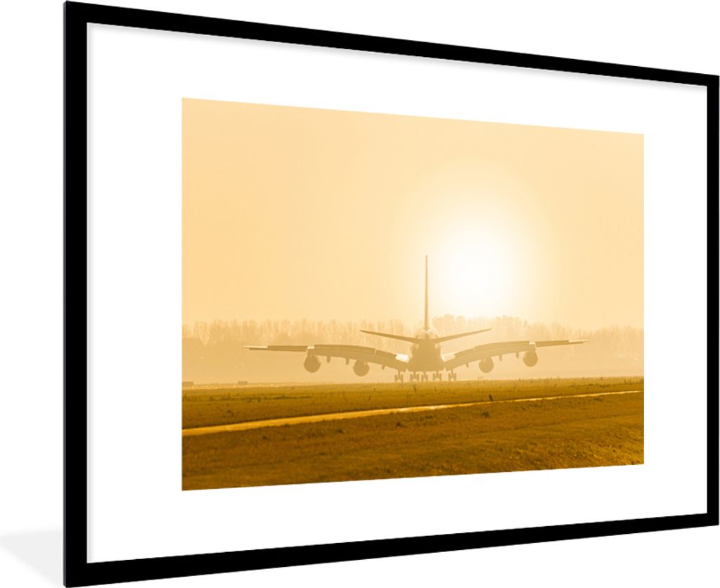 MuchoWow MuchoWow Gerahmtes Poster Flugzeuge in Schiphol bei Sonnenuntergang 90x60 cm - Poster mit zchwarzem Bilderrahmen - Wanddekoration - Fotos
