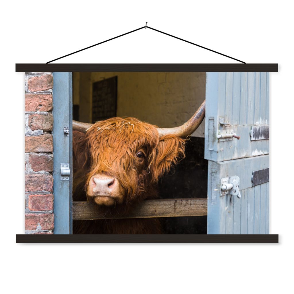 MuchoWow Textilposter Schottischer Highlander - Bauernhaus - Scheune 60x40 cm mit schwarzem Rahmen - Hölzernes
