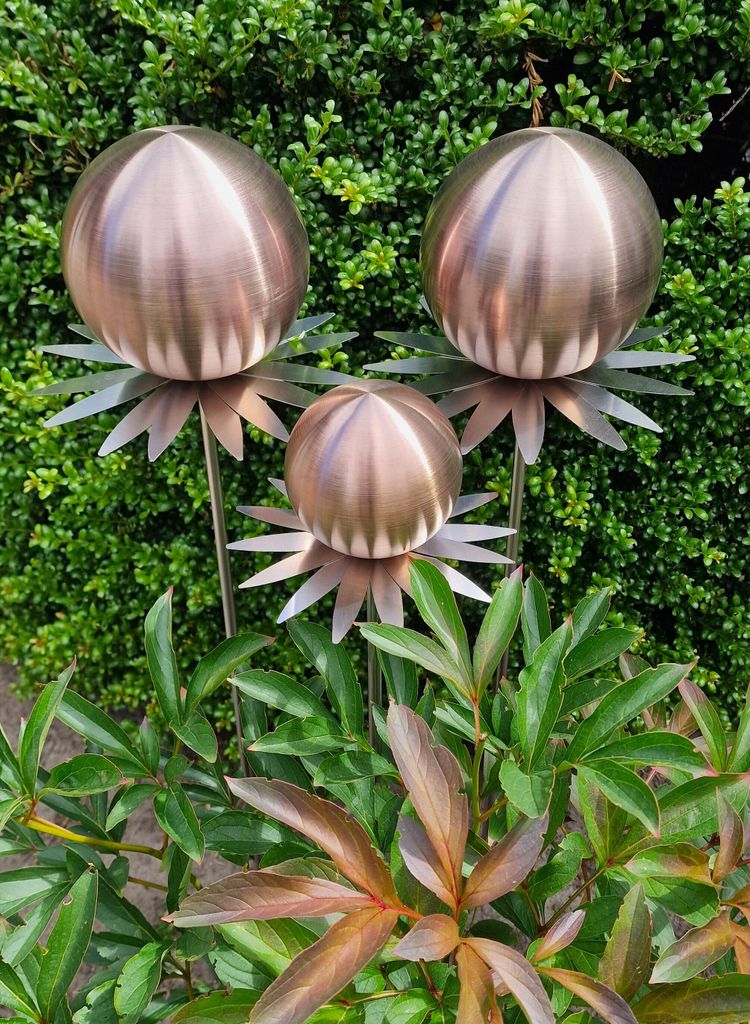Blütenzauber Milano 3er Set Rosenkugel 15/15/10 cm Edelstahl golden rose matt gebürstet Gartenstecker Deko mit Stab 80 cm