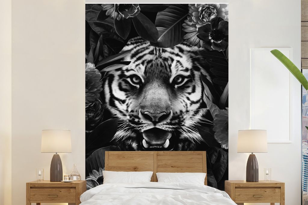 MuchoWow Fototapete für Wohnzimmer oder Schlafzimmer Wandtapete Vinyl Motivtapete Tiger zwischen Blättern und Blüten - schwarz und weiß - 155...