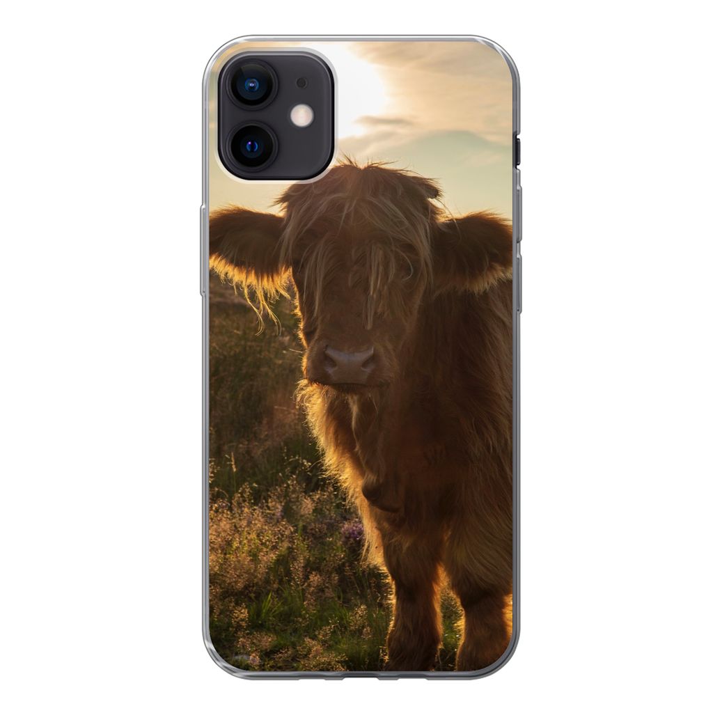 MuchoWow Handyhülle Schutzhülle Hülle für iPhone 12 mini Schottischer Highlander - Sonnenuntergang - Gras Silikon Softcase Handy Hülle - Bild