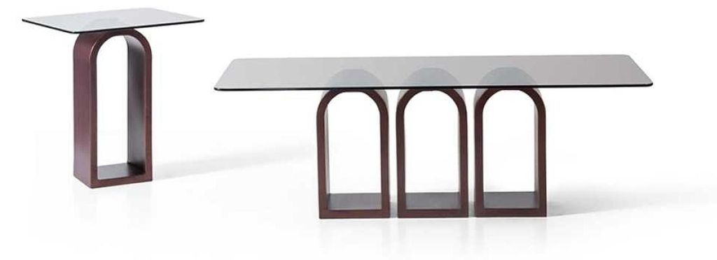 Elegantes Satztisch im Farbton Copper mit gebogenen Holzfüßen und Glaspla