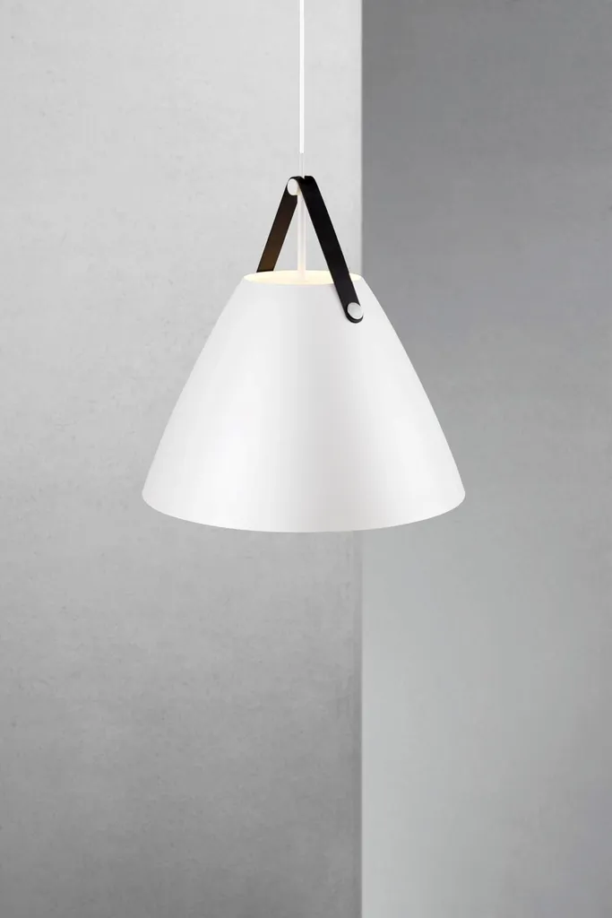 Suspension design blanche en métal et cuir Strap 48 cm pour salle à manger