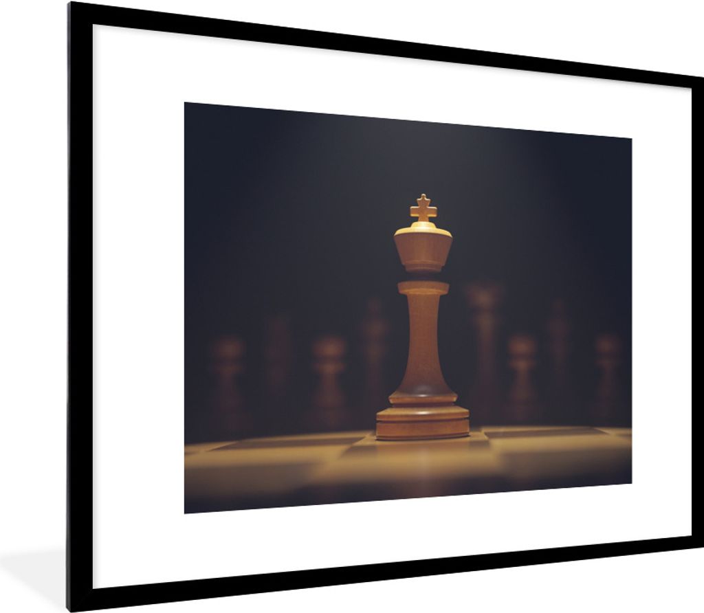 MuchoWow Gerahmtes Poster Der König auf dem Schachbrett 80x60 cm - Poster mit Schwarzem Bilderrahmen Wandposter Rahmen Foto Bilder - Schlafzimme...