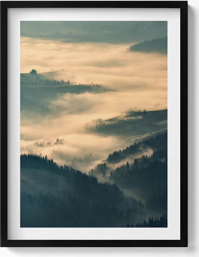 Berglandschaft mit Wäldern im Nebel– Wandbild mit Rahmen – Gerahmtes Bild – Wanddekoration – 60x80 cm – Schwarz Rahmen