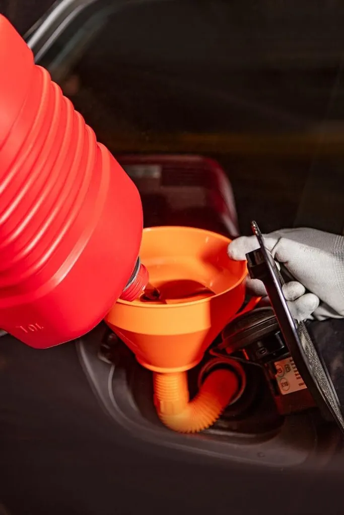 Set Da 4 Imbuti A Scatto In Plastica Con Beccuccio Flessibile Estensibile, Per Olio E Carburante Auto E Moto, Bianco