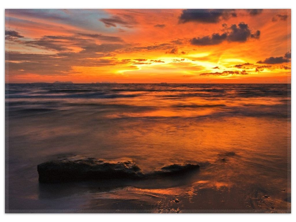 Wallario Premium Teppich, Größe 50 x 70 cm, Glühender Abendhimmel über dem Meer