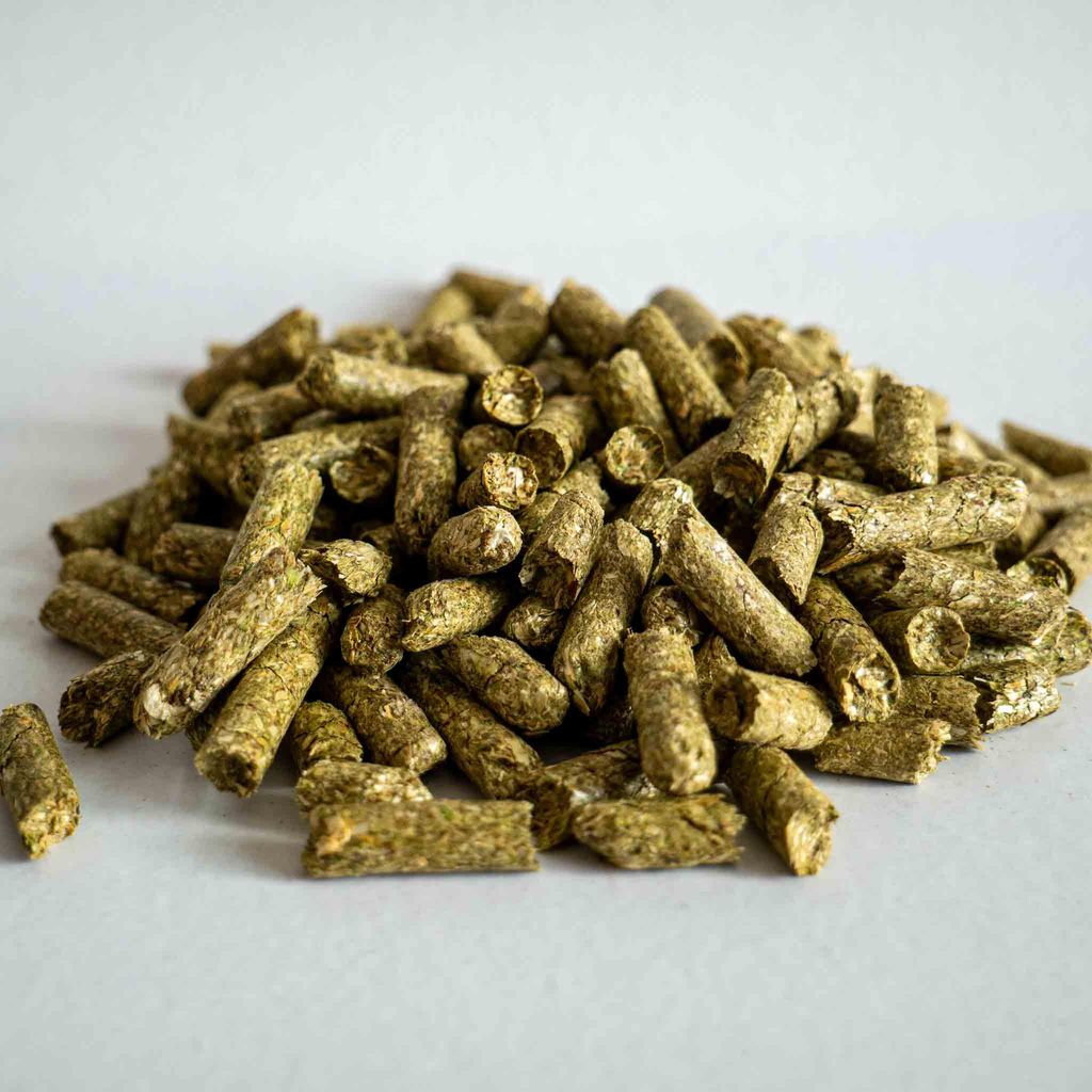 Heumulch Pellets Gartenmulch – Mulchpellets aus Wiesenheu & Gerstenstroh – Natürliche Bodenabdeckung für Hochbeet Gemüse & Erdbeeren – Nac...