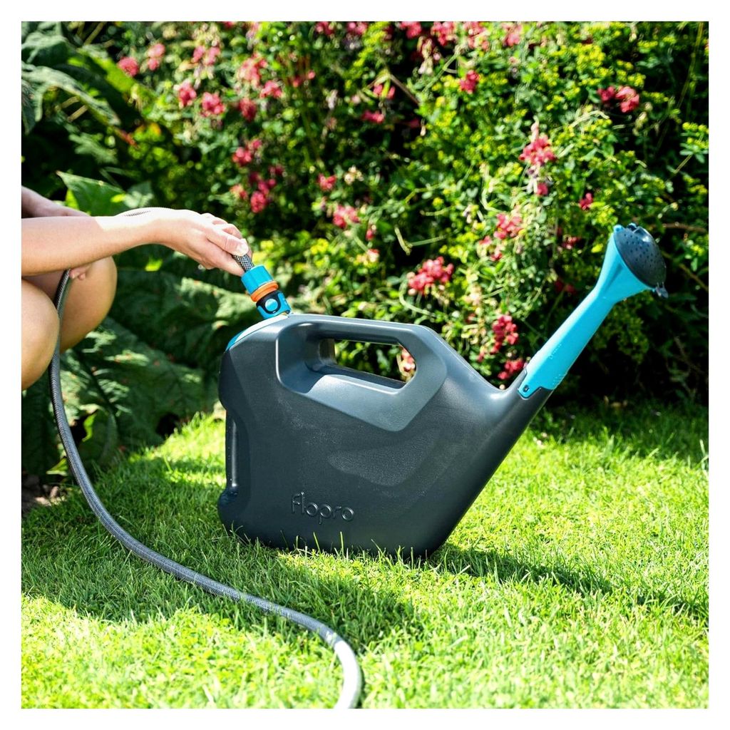 Can-Can 7,5L Gießkanne, essentielles Gartenzubehör für unkomplizierte Bewässerung, Kunststoff-Gießkanne mit langem Auslauf, Schwarz/Blau