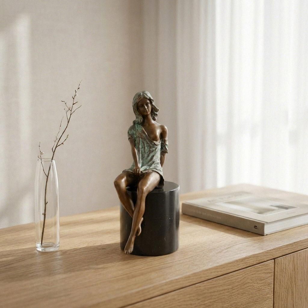 Premium Bronzefigur Frau patiniert mit schwarzem Sockel, H.26 cm