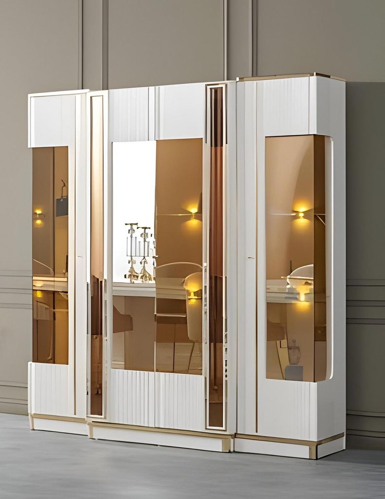 Vitrine mit modernen Spiegeln und goldenen Verzierungen