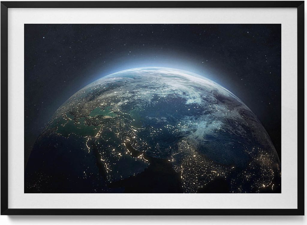 Blick auf die Erde aus dem Weltraum– Wandbild mit Rahmen – Gerahmtes Bild – Wanddekoration – 100x70 cm – Schwarz Rahmen
