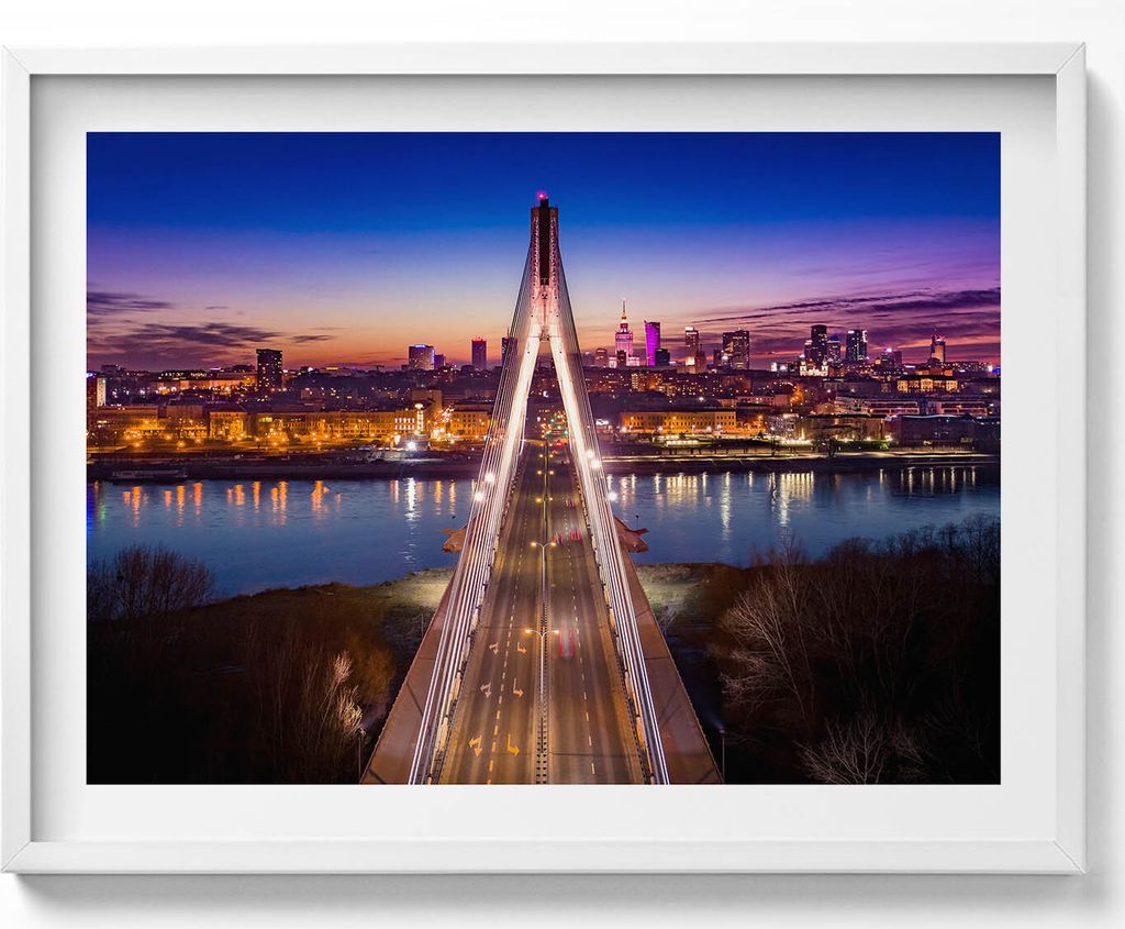 Brücke und Stadt am Abend– Wandbild mit Rahmen – Gerahmtes Bild – Wanddekoration – 80x60 cm – Weiß Rahmen