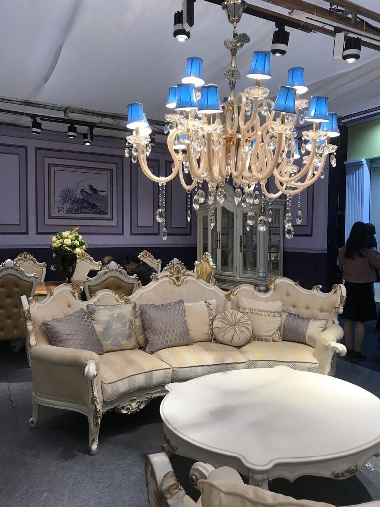 Exclusive Holz geschnitzte Viersitzer xxl Couch Barock Rokoko Textil Sofa Rund