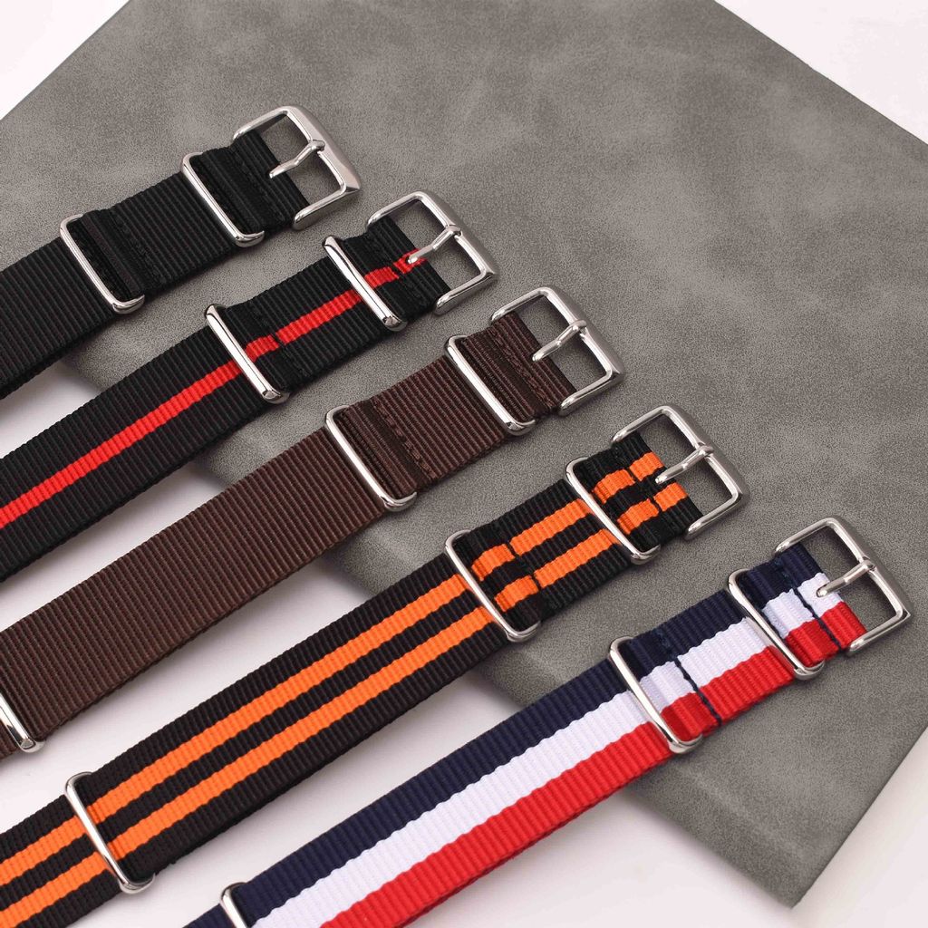 Anbeer 18mm Geflochtenes Nylon Uhrenarmband Mit Solo Schlaufe, Dehnbares Schnellverschluss Ersatzarmband Mit Verstellbarer Schnalle, Armeegrün Mit Schwarzer Schnalle
