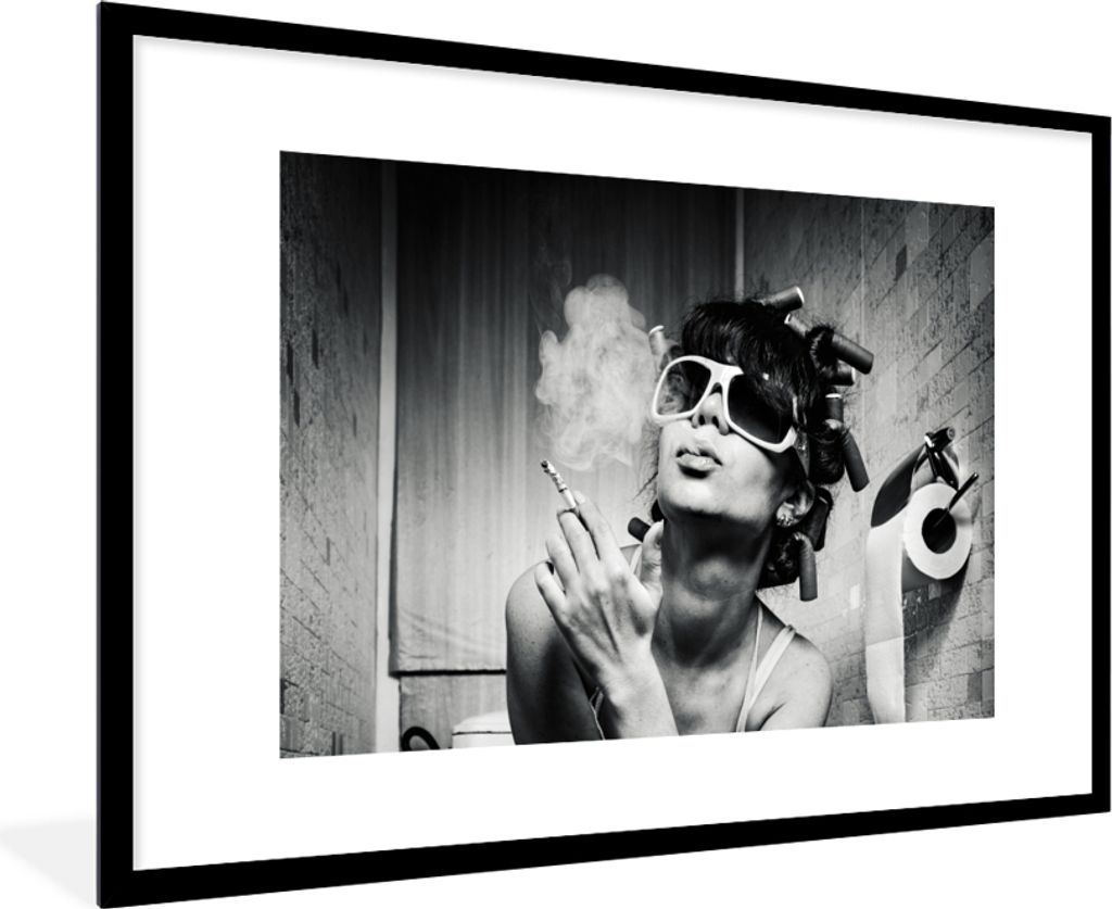 MuchoWow Gerahmtes Poster Frau - Vintage - Lockenwickler - Toilette - Zigarette 90x60 cm - Poster mit Schwarzem Bilderrahmen Wandposter Rahmen Fo...