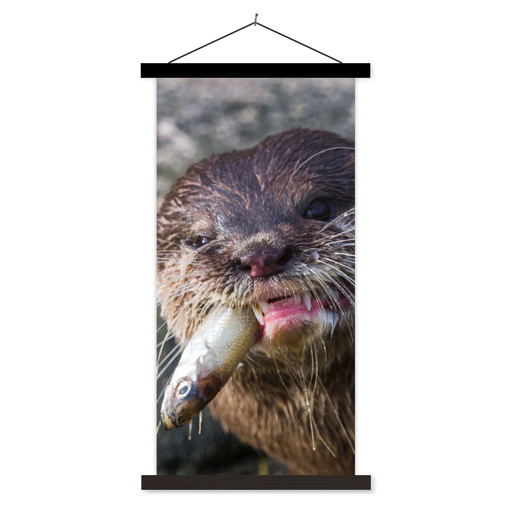 MuchoWow Textilposter Otter frisst Fisch 90x180 cm mit schwarzem Rahmen - Dekoration Wohnzimmer