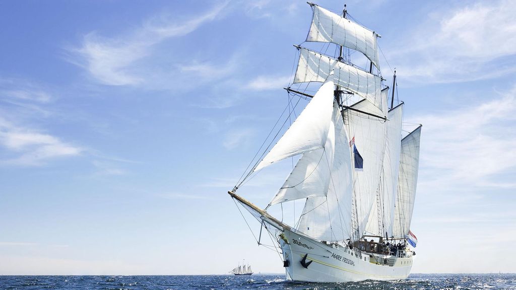 Jochen Schweizer Segeln Hamburg mit Brunch (Hauptsaison); Erlebnis verschenken oder selbst erleben; Gutschein gültig für 1 Person Gruppengröße...