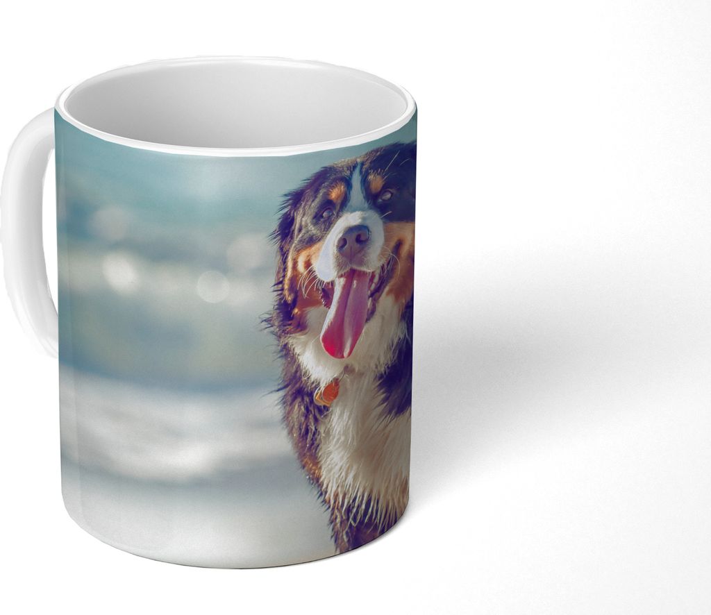 MuchoWow Tasse Kaffeetasse Kaffeebecher 350 ml Ein Berner Sennenhund beim Spaziergang am Strand Teetasse - Fototasse - Becher - Keramikbecher - T...