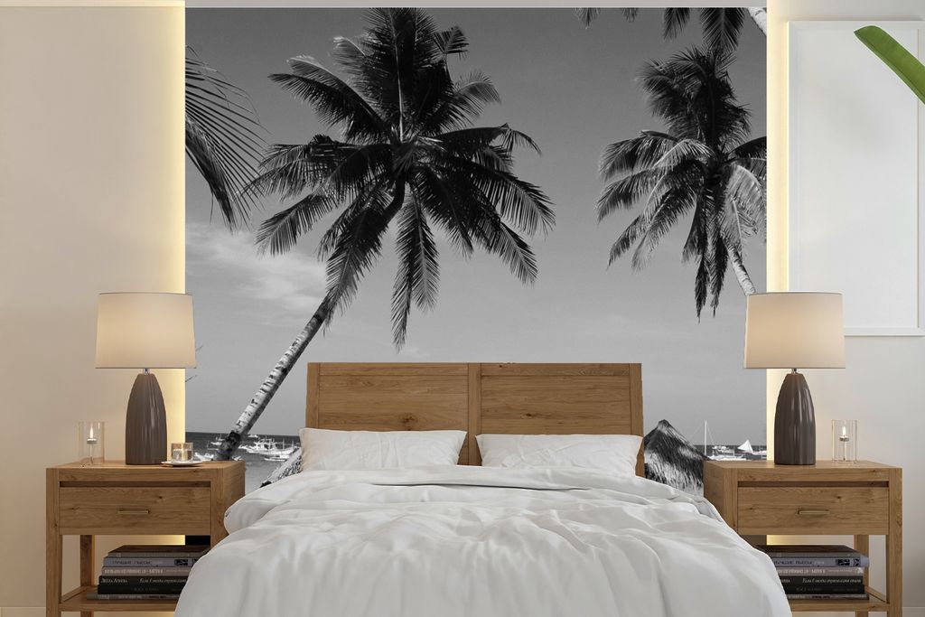 MuchoWow Fototapete für Wohnzimmer oder Schlafzimmer Wandtapete Vinyl Motivtapete Palmen und Liegestühle am Strand von Boracay - schwarz und we...