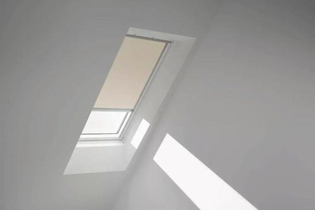 VELUX Dachfenster Verdunkelungsrollo hellbeige mit grauem Alu-Rahmen solarbetrieben DSL MK04 1085K