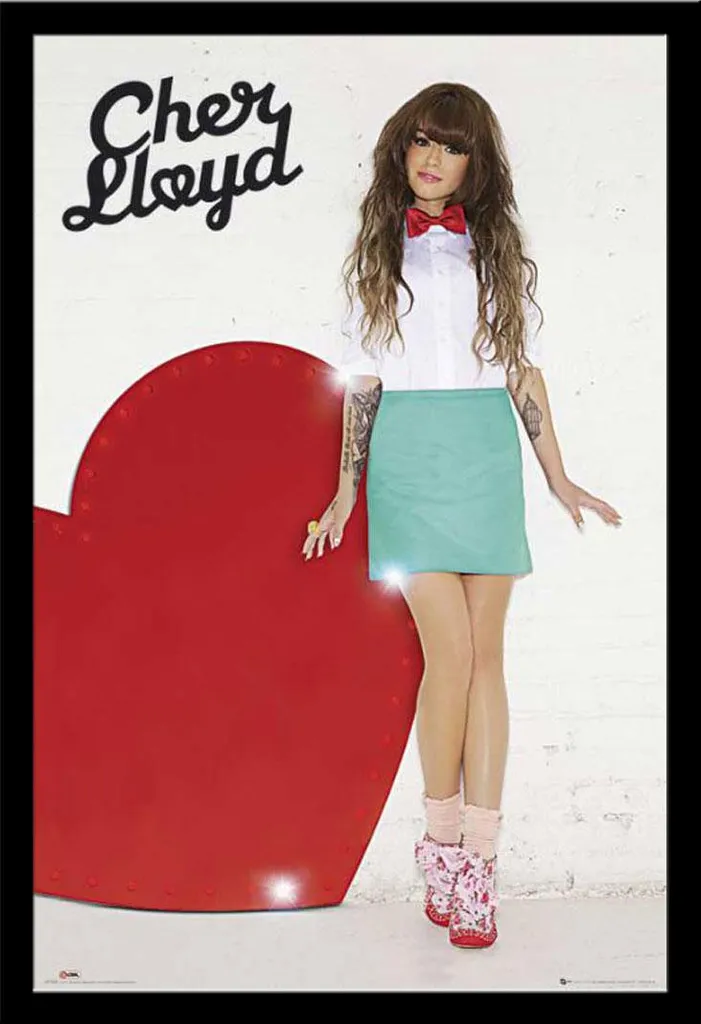 Tableau encadré Cher Lloyd motif cœur et cadre bois noir Shinsuke Maxi