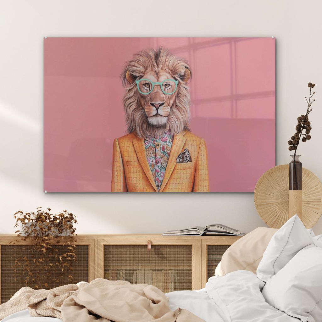 MuchoWow Glasbilder - Bilder auf Wandbild - Foto auf Glas Löwe - Anzug - Kariert - Brille 90x60 cm Wanddekoration aus Glas - Acrylglasbild - Acryl...