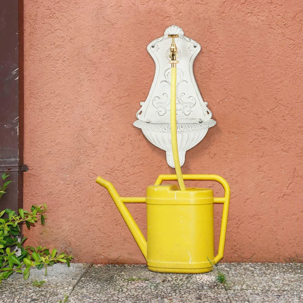Fontaine murale en fonte pour remplacer une arrivée d'eau peu esthétique